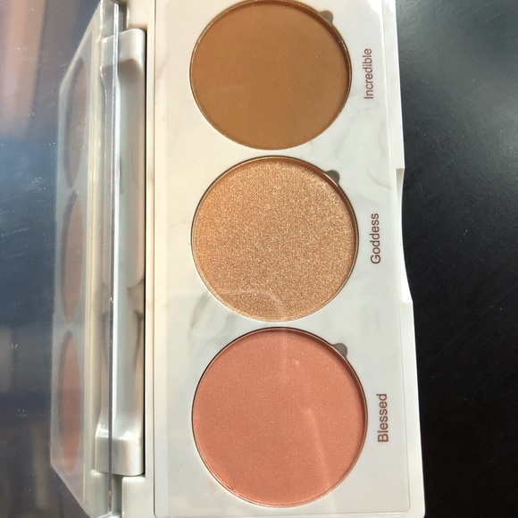 Reacher Ultimate Glow Getter- Cheek Trio - Picture 3 of 3